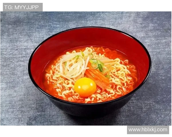 足球明星品尝中国泡面引发热议网友纷纷点赞其独特美食选择 足球明星品尝中国泡面引发热议网友纷纷点赞其独特美食选择