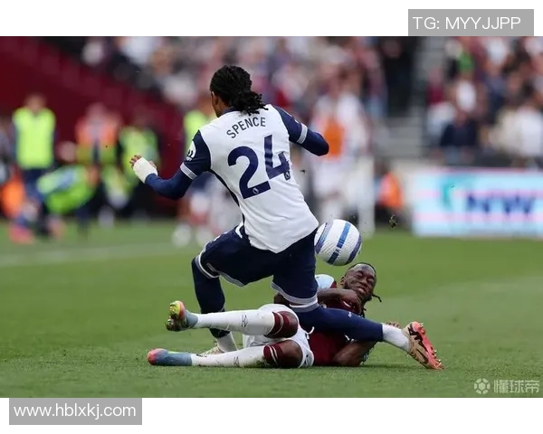 足球明星巧妙挑传助攻展现团队配合与个人魅力的完美结合